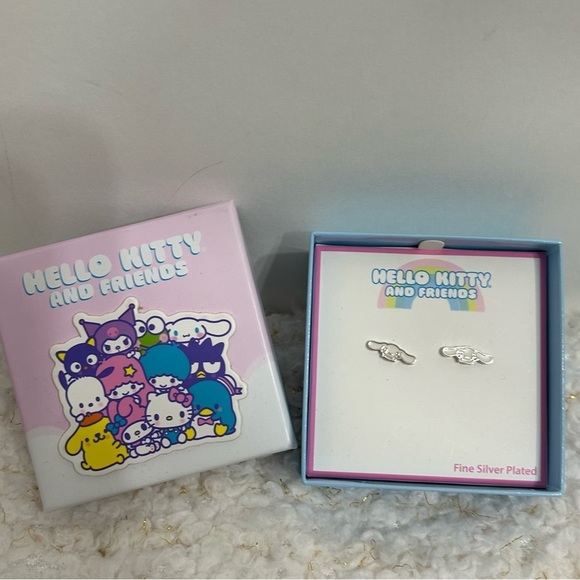 Hello Kitty and Friends cinnamonrolls stud earrings - Picture 3 of 7